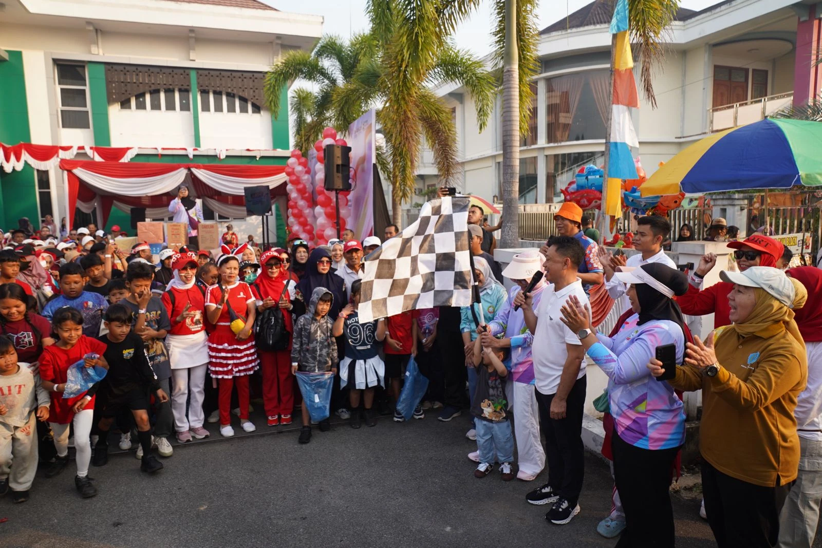 Warga Ponsel Jalan Sehat Sambil Pungut Sampah